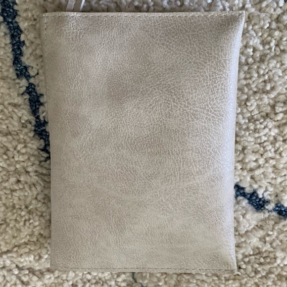 American Airlines passport holder with accessories - Picture 8 of 8